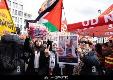 Lille, France. 28 mars 2024. Militants pro-palestiniens lors du rassemblement organisé par la CGT en soutien à Jean-Paul Delescaut, secrétaire de l’union départementale du Nord, poursuivi pour « apologie du terrorisme » le 28 mars 2024, devant le tribunal de Lille, France. Photo de Sébastien Courdji/ABACAPRESS.COM crédit : Abaca Press/Alamy Live News Banque D'Images