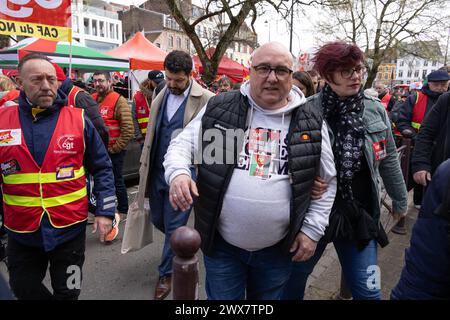 Lille, France. 28 mars 2024. Rassemblement organisé par la CGT en soutien à Jean-Paul Delescaut, secrétaire de l’union départementale du Nord, poursuivi pour « apologie du terrorisme » le 28 mars 2024, devant le tribunal de Lille, France. Photo de Sébastien Courdji/ABACAPRESS.COM crédit : Abaca Press/Alamy Live News Banque D'Images