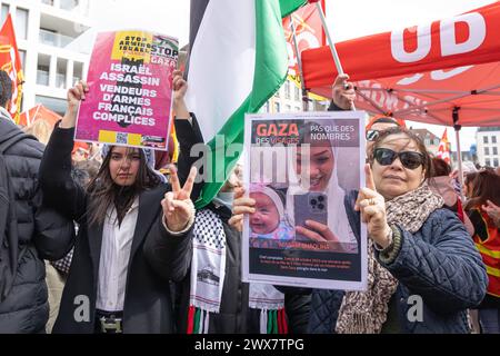 Lille, France. 28 mars 2024. Militants pro-palestiniens lors du rassemblement organisé par la CGT en soutien à Jean-Paul Delescaut, secrétaire de l’union départementale du Nord, poursuivi pour « apologie du terrorisme » le 28 mars 2024, devant le tribunal de Lille, France. Photo de Sébastien Courdji/ABACAPRESS.COM crédit : Abaca Press/Alamy Live News Banque D'Images