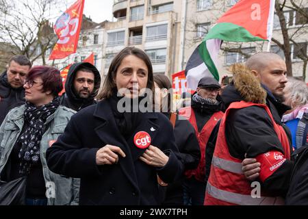 Lille, France. 28 mars 2024. La secrétaire générale de la CGT, Sophie Binet, lors du rassemblement organisé par la CGT en soutien à Jean-Paul Delescaut, secrétaire de l’union départementale du Nord, poursuivi pour « apologie du terrorisme » le 28 mars 2024, devant le tribunal de Lille, France. Photo de Sébastien Courdji/ABACAPRESS.COM crédit : Abaca Press/Alamy Live News Banque D'Images