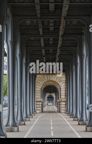 France, région Île de France, 15ème arrondissement de Paris, pendant le confinement COVID-19, ville déserte, abandonnée, pont de Bir-Hakeim, viaduc de passy, Banque D'Images