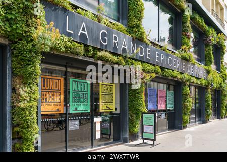 France, Ile de France, Paris 16th arrondissement, rue de Passy, la Grande Epicerie de Paris, le bon marché, mur vert, façade, Banque D'Images