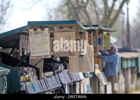 France, région Ile-de-France, Paris Île de la Cité, 5ème arrondissement, quai de la Tournelle, bouquinistes (libraires d’occasion). 21 mars 2025 Banque D'Images