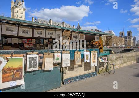 France, Ile-de-France region, Paris rive gauche, 5th arrondissement, quai des grands-Augustins, bouquinistes Boxes (boîtes de livres de libraires d'occasion), 19 mars 2024 Banque D'Images