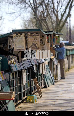 France, région Ile-de-France, Paris Île de la Cité, 5ème arrondissement, quai de la Tournelle, bouquinistes (libraires d’occasion). 21 mars 2024 Banque D'Images