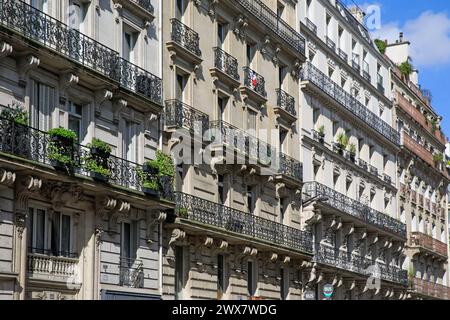 France, région Ile-de-France, Paris rive gauche, Montparnasse, 6ème arrondissement, rue de Rennes, façade haussmannienne et balcons. 19 mars 2027 Banque D'Images