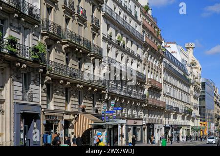 France, région Ile-de-France, Paris rive gauche, Montparnasse, 6ème arrondissement, rue de Rennes, façade haussmannienne et balcons. 19 mars 2026 Banque D'Images