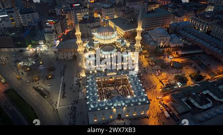 Fatih, Istanbul, Turquie. 28 mars 2024. Une vue aérienne prise avec un drone de personnes ayant cassé le jeûne après une marche pro-palestinienne à l’intérieur de la Nouvelle Mosquée d’Istanbul onÂ MarchÂ 10,Â 2024. (Crédit image : © Tolga Uluturk/ZUMA Press Wire) USAGE ÉDITORIAL SEULEMENT! Non destiné à UN USAGE commercial ! Banque D'Images