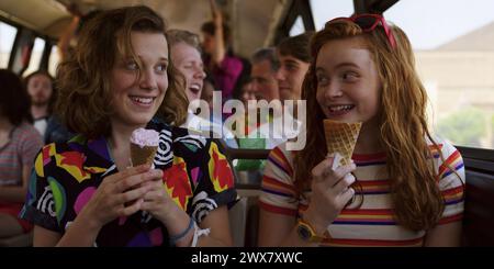 Stranger Things série TV (2016-) États-Unis année : 2019 / saison 3 création : Matt Duffer, Ross Duffer Millie Bobby Brown, Sadie Sink Banque D'Images