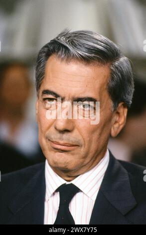 Mario Vargas Llosa sur le tournage de l'émission littéraire 'apostrophes', le 18 juin 1990. Banque D'Images