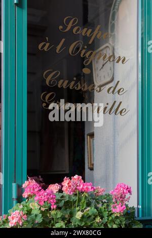 Paris, angle rue saint jacques et rue de la Huchette, restaurant 'jardin notre Dame de Paris', lettres peintes, cuisses de grenouille, gastronomie traditionnelle, repas, Banque D'Images