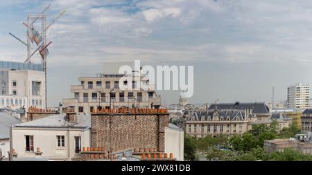 France, région Ile de France, Paris 13e arrondissement, Avenue d’Italie, vue sur la mairie du 13e arrondissement et sur la coupole du Panthéon, sculpture de Thierry vide, Centre commercial Italie 2 (Italie deux) Banque D'Images