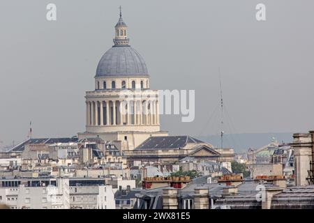 France, région Ile de France, Paris 13e arrondissement, Avenue d’Italie, vue sur la mairie du 13e arrondissement et sur la coupole du Panthéon Banque D'Images