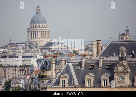 France, région Ile de France, Paris 13e arrondissement, Avenue d’Italie, vue sur la mairie du 13e arrondissement et sur la coupole du Panthéon Banque D'Images