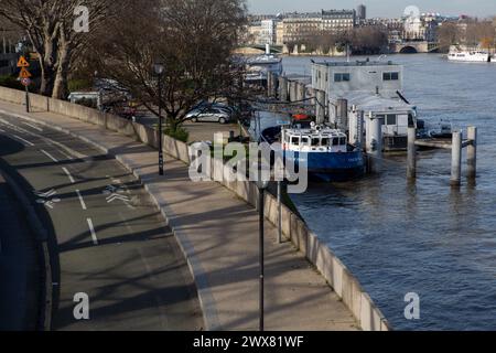 France, Ile de France, Paris 5th arrondissement, Quai Saint Bernard, piste cyclable et express sur la rive gauche, Banque D'Images