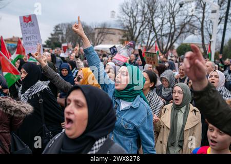 Fatih, Istanbul, Turquie. 28 mars 2024. Des manifestants crient un slogan lors d'une marche pro-palestinienne de la fontaine allemande de la place Sultanahmet à la place Eminonu, à Istanbul onÂ MarchÂ 28,Â 2024. (Crédit image : © Tolga Uluturk/ZUMA Press Wire) USAGE ÉDITORIAL SEULEMENT! Non destiné à UN USAGE commercial ! Banque D'Images