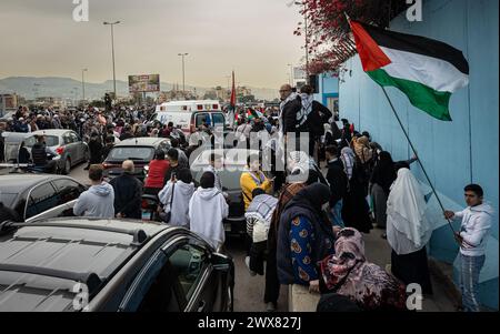 Beyrouth, Liban. 27 mars 2024. Des réfugiés palestiniens manifestent au bureau principal de l'UNRWA à Beyrouth, Liban, le 27 mars 2024 contre le traitement que l'UNRWA aurait réservé à ses employés pro-palestiniens. (Photo de Collin Mayfield/Sipa USA) crédit : Sipa USA/Alamy Live News Banque D'Images