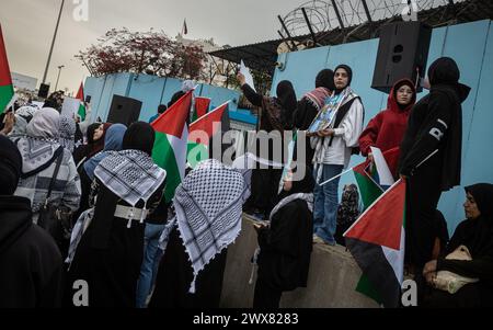 Beyrouth, Liban. 27 mars 2024. Des réfugiés palestiniens manifestent au bureau principal de l'UNRWA à Beyrouth, Liban, le 27 mars 2024 contre le traitement que l'UNRWA aurait réservé à ses employés pro-palestiniens. (Photo de Collin Mayfield/Sipa USA) crédit : Sipa USA/Alamy Live News Banque D'Images