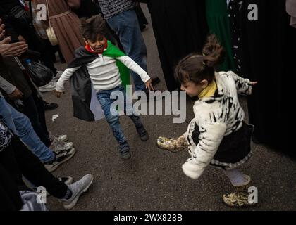 Beyrouth, Liban. 27 mars 2024. Des enfants palestiniens dansent lors d'une manifestation à Beyrouth, au Liban, le 27 mars 2024 contre le traitement prétendument réservé par l'UNRWA à ses employés pro-palestiniens. (Photo de Collin Mayfield/Sipa USA) crédit : Sipa USA/Alamy Live News Banque D'Images