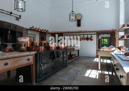 Ancienne cuisine de maison de campagne dans le Devon, Angleterre montrant 19ème siècle et plus, accoutrements. Banque D'Images