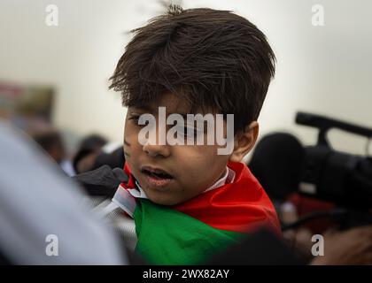 Beyrouth, Liban. 27 mars 2024. Un jeune garçon palestinien lors d'une manifestation à Beyrouth, Liban, le 27 mars 2024 contre le traitement présumé de ses employés pro-palestiniens par l'UNRWA. (Photo de Collin Mayfield/Sipa USA) crédit : Sipa USA/Alamy Live News Banque D'Images