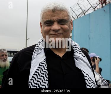 Beyrouth, Liban. 27 mars 2024. Suspendu Fathi al-Sharif, enseignant de l’UNRWA, lors d’une manifestation à Beyrouth, Liban, le 27 mars 2024. Al-Sharif a été suspendu de son poste pour des actions présumées "qui violent le cadre réglementaire de l'Agence régissant la conduite du personnel", a déclaré l'UNRWA à Reuters. (Photo de Collin Mayfield/Sipa USA) crédit : Sipa USA/Alamy Live News Banque D'Images