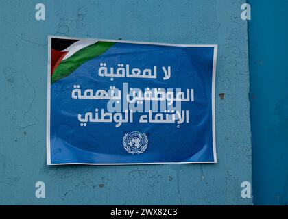 Beyrouth, Liban. 27 mars 2024. Une pancarte indiquant « non à la punition des employés accusés d’affiliations nationalistes » a été collée sur le périmètre de sécurité du bureau principal de l’UNRWA à Beyrouth, Liban, le 27 mars 2024, où des Palestiniens ont protesté contre le traitement allégué par l’UNRWA des employés pro-palestiniens. (Photo de Collin Mayfield/Sipa USA) crédit : Sipa USA/Alamy Live News Banque D'Images