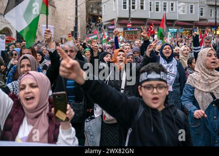 Fatih, Istanbul, Turquie. 28 mars 2024. Des manifestants crient des slogans pendant une marche pro-palestinienne de la fontaine allemande de la place Sultanahmet à la place Eminonu, à Istanbul onÂ MarchÂ 28,Â 2024. (Crédit image : © Tolga Uluturk/ZUMA Press Wire) USAGE ÉDITORIAL SEULEMENT! Non destiné à UN USAGE commercial ! Banque D'Images