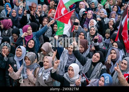 Fatih, Istanbul, Turquie. 28 mars 2024. Des manifestants crient des slogans pendant une marche pro-palestinienne de la fontaine allemande de la place Sultanahmet à la place Eminonu, à Istanbul onÂ MarchÂ 28,Â 2024. (Crédit image : © Tolga Uluturk/ZUMA Press Wire) USAGE ÉDITORIAL SEULEMENT! Non destiné à UN USAGE commercial ! Banque D'Images