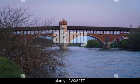 Magnifique vue sur Ponte Coperto (pont couvert) est un pont sur la rivière Tessin à Pavie à l'heure bleue, Lombardie, Pavie, Italie Banque D'Images