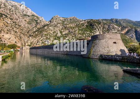 Kotor, Monténégro - 20 septembre 2023 : canal près de la forteresse de la vieille ville Banque D'Images