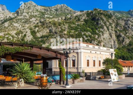 Kotor, Monténégro - 20 septembre 2023 : vue sur la rue d'été avec maisons et montagnes Banque D'Images