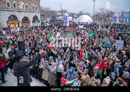 Fatih, Istanbul, Turquie. 28 mars 2024. Les manifestants se sont rassemblés après une marche pro-palestinienne sur la place EminÃ¶nÃ¼ le 28 mars 2024. (Crédit image : © Tolga Uluturk/ZUMA Press Wire) USAGE ÉDITORIAL SEULEMENT! Non destiné à UN USAGE commercial ! Banque D'Images