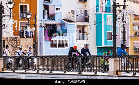 Cyclistes traversant le pont de Villajoyosa le jour du vélo. Banque D'Images