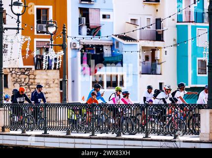 Cyclistes traversant le pont de Villajoyosa le jour du vélo. Banque D'Images