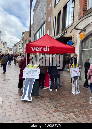 Flensburg, Schleswig-Holstein Unterschriftenaktion H&M-filiale Flensburg. Der Betriebsrat Fordert eine transparente Beteiligung der Beschäftigten am Umstrukturierungsprozess von H&M mit der option einer Beschäftigungs- und Standortsicherung von H&M in Flensburg. Darüber hinaus fordert der Betriebsrat insbesondere aufgrund der Kurzfristigkeit der Schließung von H&M einen fairen und angemessenen Interessenausgleich und Sozialplan für die Beschäftigten. Aufnahme vom 28.03.2024, Flensburg, Innenstadt, Holm *** Flensburg, Schleswig Holstein signature Campaign H M branche Flensburg le comité d'entreprise Banque D'Images