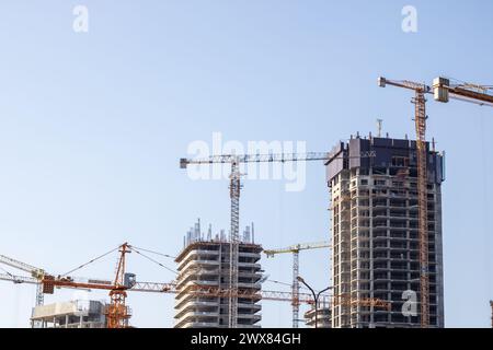 Biélorussie, Minsk - 07 février 2024 : maisons modernes dans le monde de Minsk à la lumière du soleil Banque D'Images