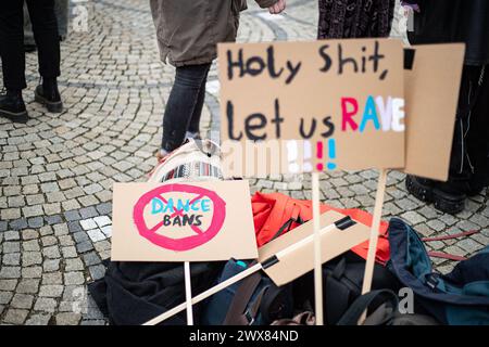 Munich, Allemagne. 28 mars 2024. Plusieurs jeunes se sont rassemblés le 28 mars 2024 à Munich, en Allemagne, pour manifester avec le Bund für Gestesfreiheit ( BfG ) et quelques collectifs de DJ contre l'interdiction de danser les journées dites silencieuses. (Photo de Alexander Pohl/Sipa USA) crédit : Sipa USA/Alamy Live News Banque D'Images