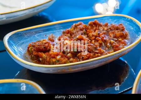 Entrée meze ou mezze, sélection de petits plats servis comme hors-d'œuvre en albanais, bosniaque, arménien, levantin, turc, bulgare, grec, Egypte Banque D'Images