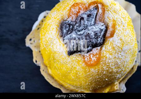 Polenta e Osei di Bergamo Alta spécialité sucrée la plus renommée de la cuisine de Bergame, à base de gâteau éponge, chocolat, beurre, crèmes de noisettes et rhum Banque D'Images