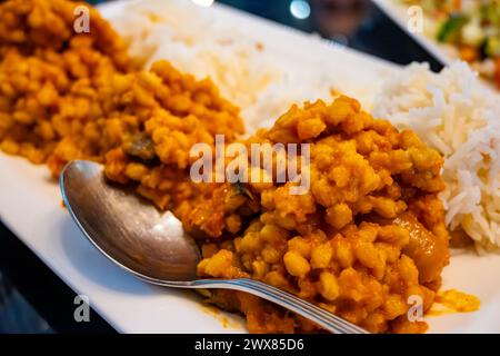 Accompagnements, mezze végétarien dans un restaurant turc, bulgur pilaf en riz Banque D'Images