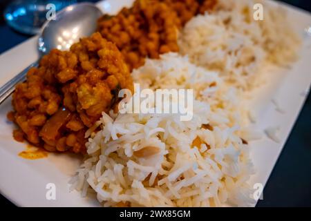 Accompagnements, mezze végétarien dans un restaurant turc, bulgur pilaf en riz Banque D'Images