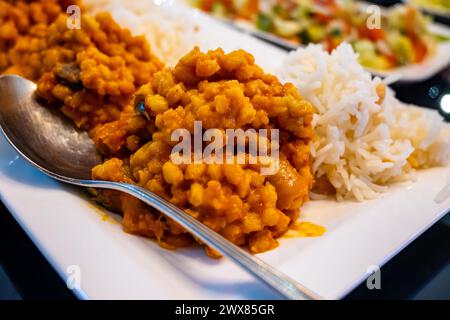 Accompagnements, mezze végétarien dans un restaurant turc, bulgur pilaf en riz Banque D'Images