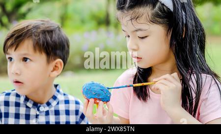 Les enfants avec des brosses à dents regardant quelque chose Banque D'Images