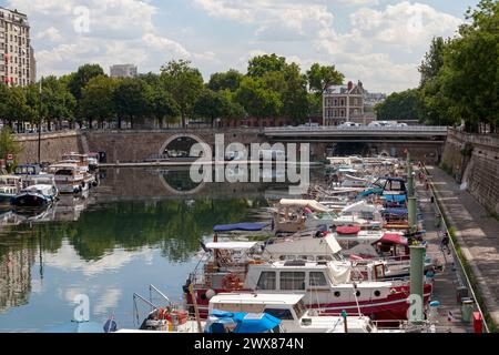 Paris, France - 17 juillet 2017 : bateaux amarrés au bassin de l'Arsenal, un bassin de bateaux qui s'étend de la Seine à la place de la Bastille. Banque D'Images