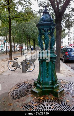 Paris, France - 11 octobre 2017 : une des fontaines Wallace antiques (dessinées par Charles-Auguste Lebourg en 1872) avec sculptur du groupe de femmes Banque D'Images
