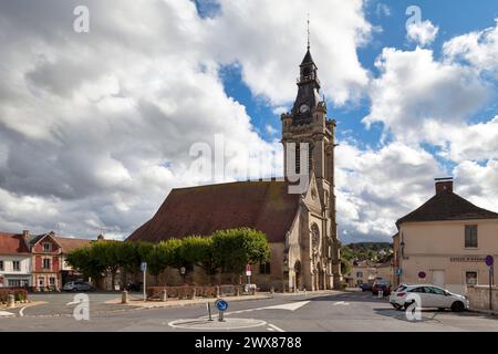 Viarmes, France - 04 octobre 2020 : L'église Saint-Pierre-Saint-Paul est une église paroissiale catholique située dans le centre-ville près de la mairie. Banque D'Images