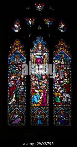 Vitrail représentant l'élévation de la fille de Jairus, l'Ascension de Jésus, l'élévation du fils des veuves à Nain, 1871, église St Thoams Lymi Banque D'Images