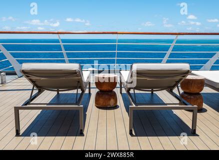 Chaises longues sur le pont du bateau de croisière. Banque D'Images