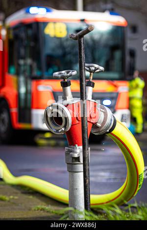 Hanovre, Allemagne. 28 mars 2024. On peut voir une rampe de service d'incendie sur les lieux devant un véhicule d'urgence. Crédit : Moritz Frankenberg/dpa/Alamy Live News Banque D'Images